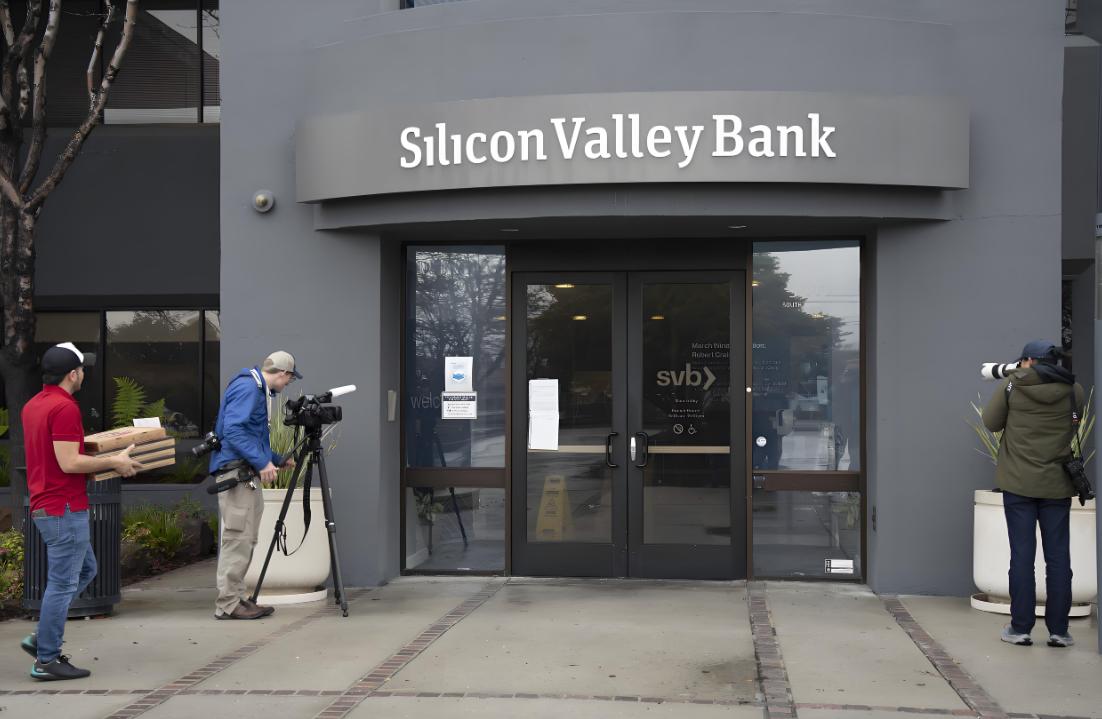 欠信用卡偷渡国外_透支信用卡 逃到国外_国外透支卡在国内能刷出来吗