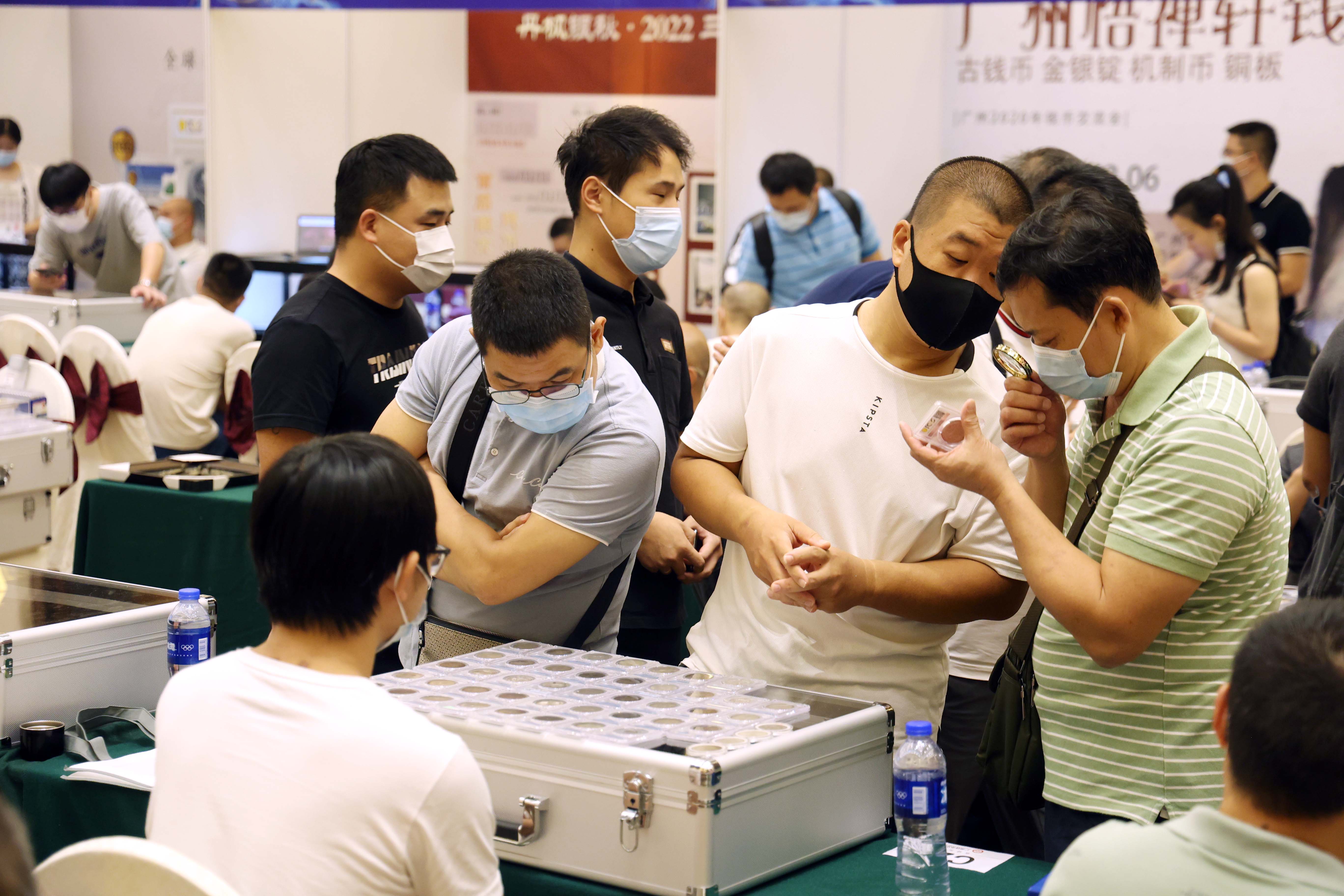 广州钱币交流会在广州三寓宾馆开幕，现场交易各类钱币